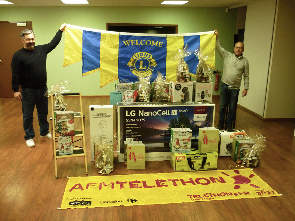 Erwan Allée et Alain Reynaud du Lions Club de Nyons présentent les lots de la Tombola Tombola du Téléthon